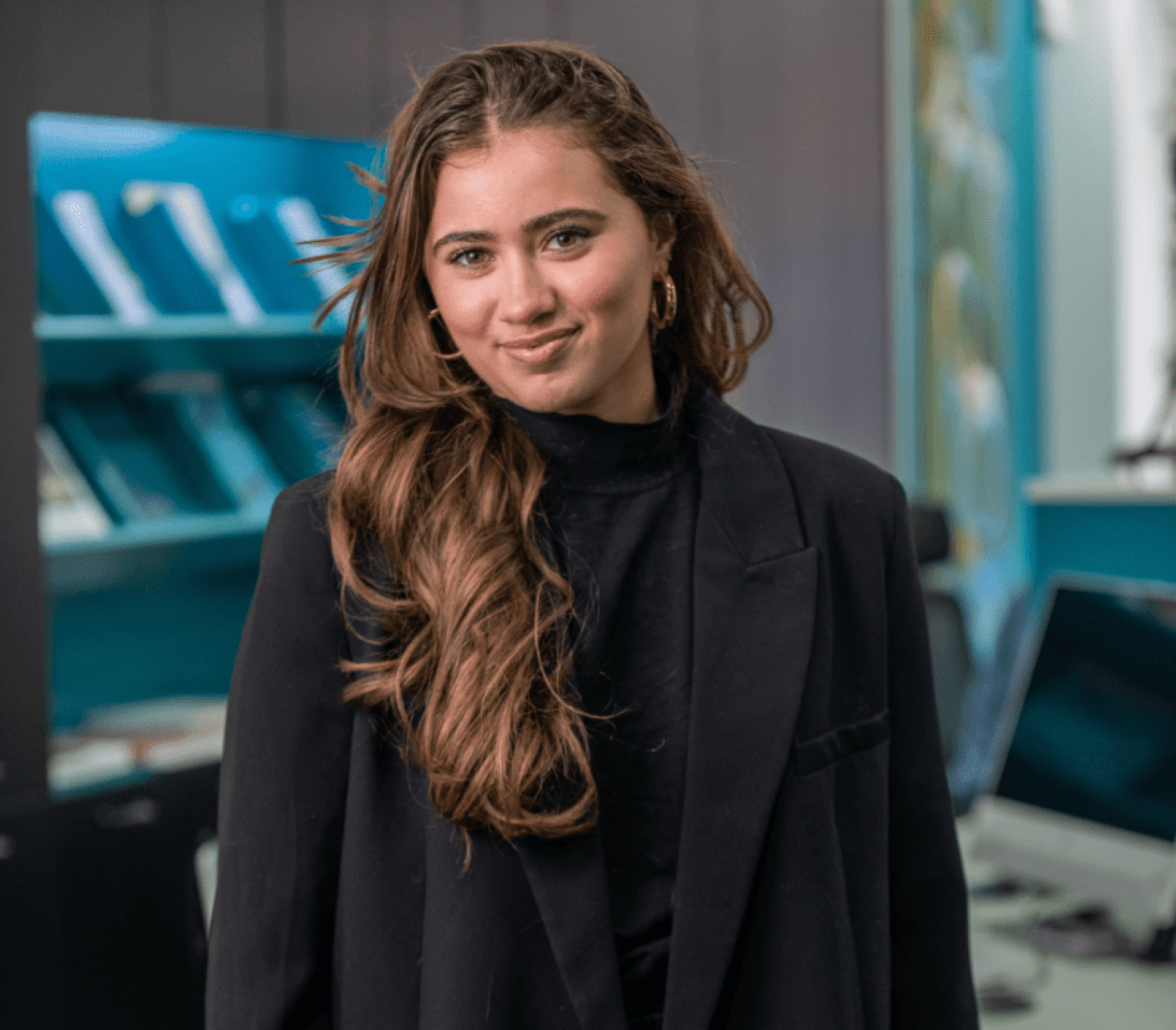 Portret van een vrouwelijke teamlid van JLM Agency, in een kantooromgeving.