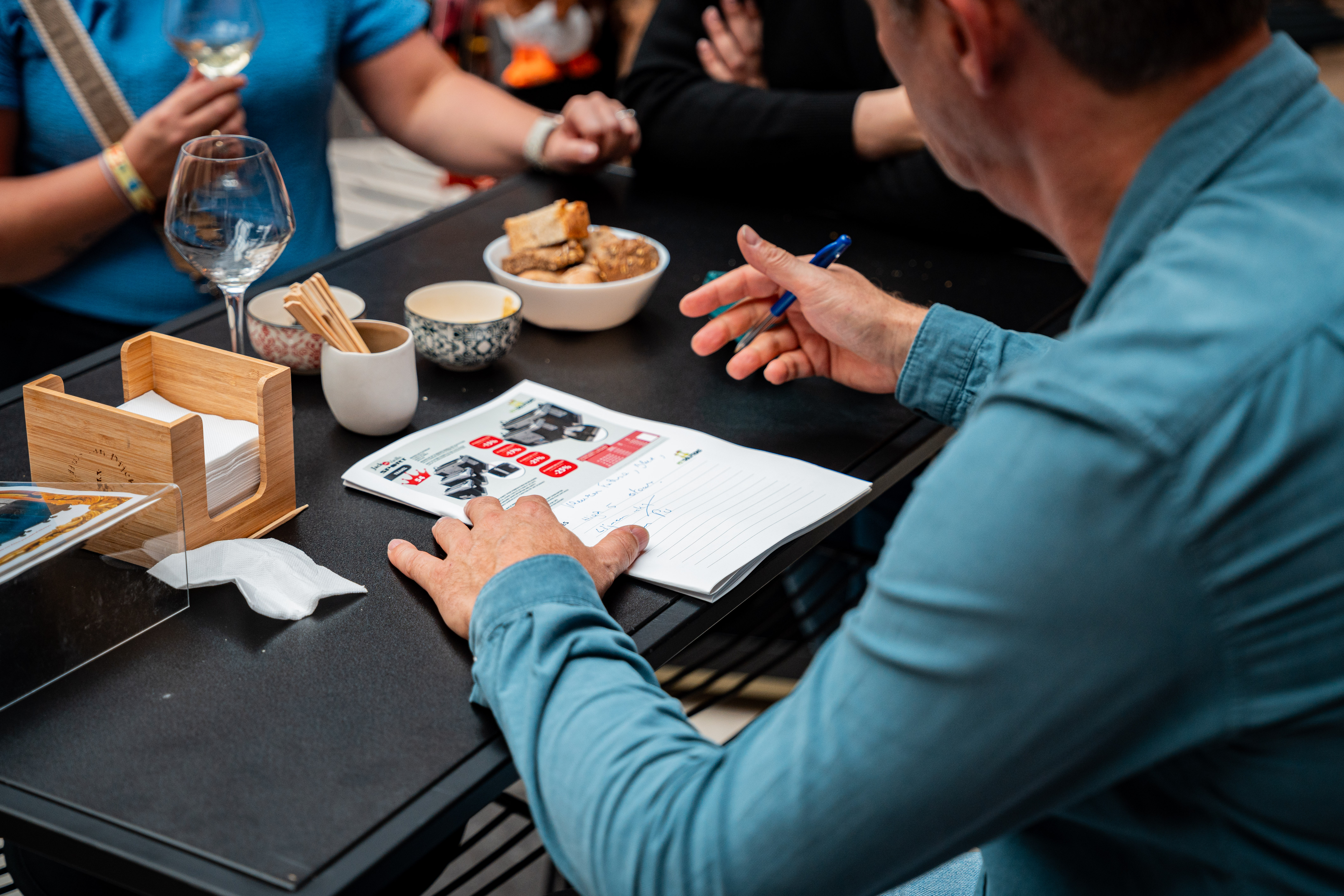 Team bespreekt online marketingstrategie en klantgerichte benadering voor merkgroei.