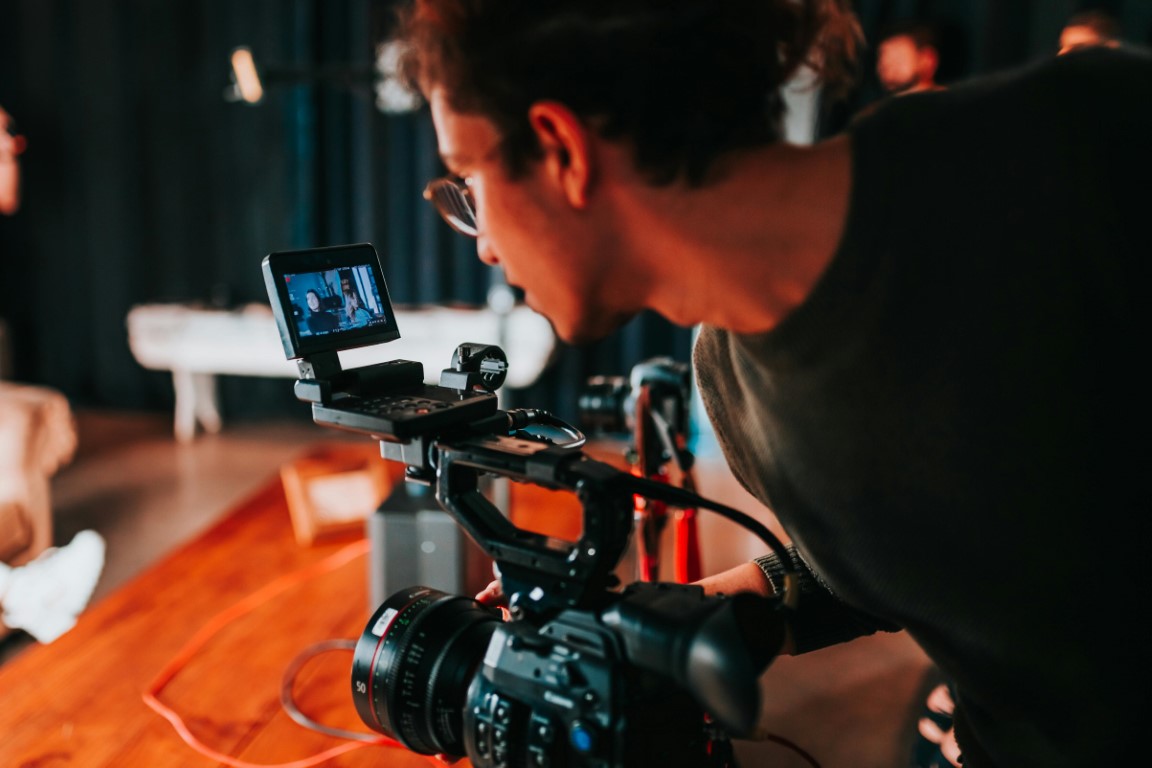 Professionele bedrijfsvideo die het verhaal van je merk vertelt, met sterke video marketing die de sfeer en boodschap perfect overbrengt."