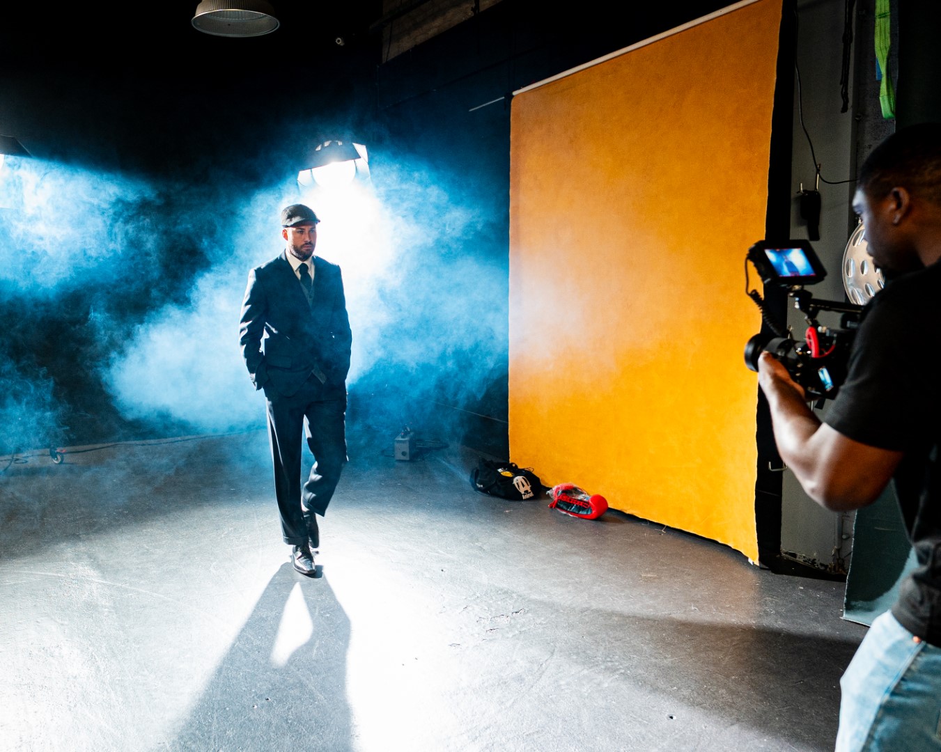 Een team van het creatief marketingbureau tijdens een fotoshoot, gericht op branding en visuele content."